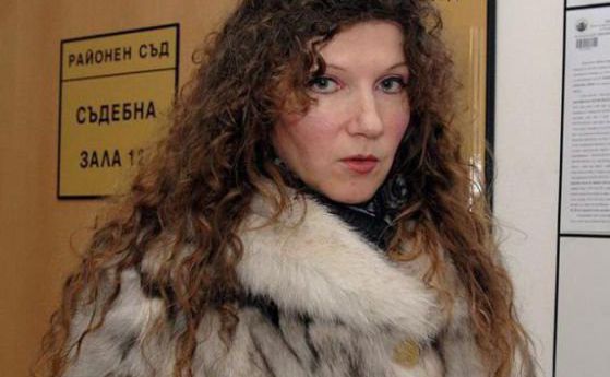 Девствената поетеса заведе дело срещу журналист за обида