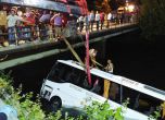 14 жертви и десетки ранени, след като автобус падна в канал в Турция