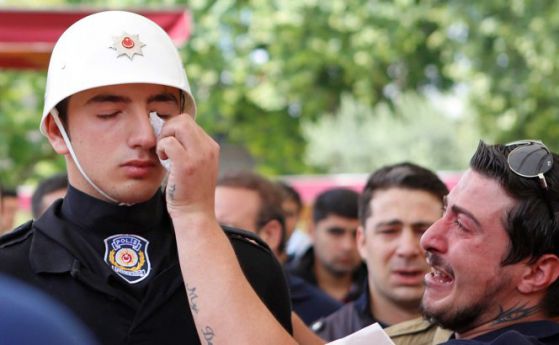 Двама с български корени сред убитите в Турция полицаи