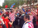 Фенове за пример: Хървати и турци пеят заедно преди мача (видео)