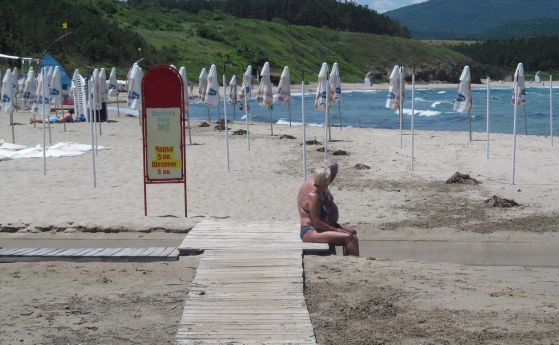 Неизвестен бизнесмен опъна чадъри на плажа в Ахтопол, търсят го с полиция