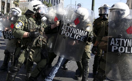 Два запалени автобуса и сълзотворен газ на антиправителствен протест в Атина