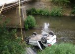 Две коли паднаха в реки, няма жертви