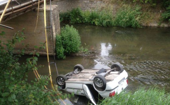 Две коли паднаха в реки, няма жертви