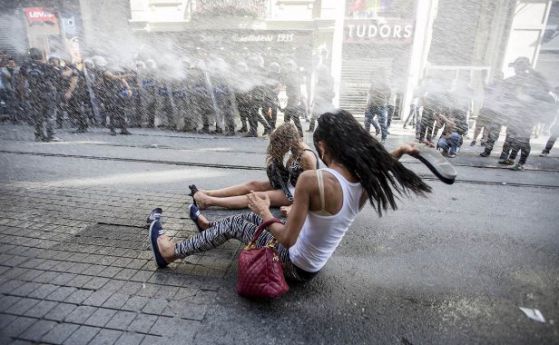 Полицията в Истанбул разпръсна гей парада със сълзотворен газ (видео)