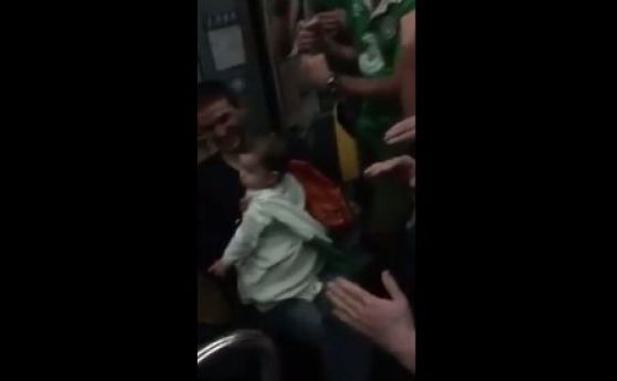 Ирландски фенове изпяха приспивна песен на бебе в метро във Франция (видео)