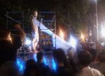 Нощ на протест: Демонстрантите бутат "античните статуи" в Скопие