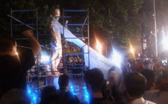 Нощ на протест: Демонстрантите бутат "античните статуи" в Скопие