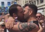 Полицай предложи брак на приятеля си на гей парада в Лондон (видео)