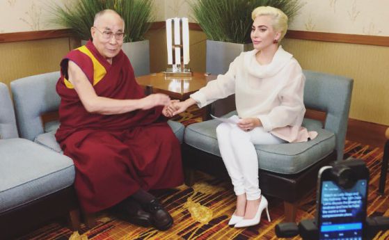 Лейди Гага се срещна с Далай Лама, Китай я забрани (видео)