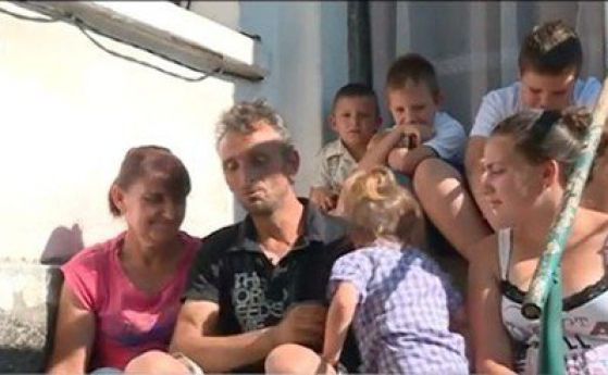 Семейството на най-популярния кукер в Перник остава без дом