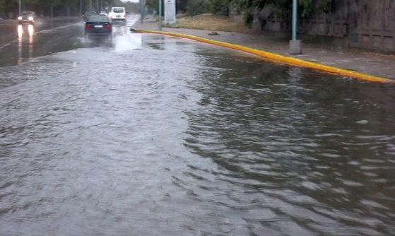 Пороен дъжд наводни улици и приземни етажи в Шумен