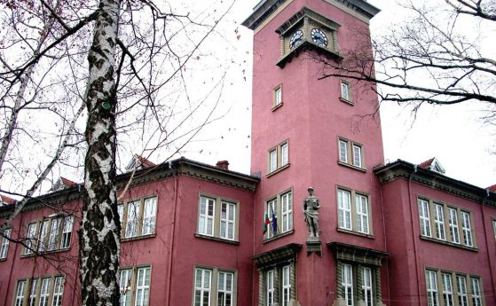 Едно училище в София се закрива. Други 33 с нови директори наесен