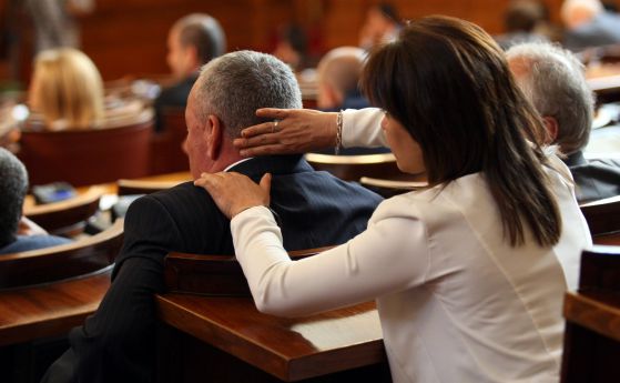 Депутатка масажира колега в парламента (снимки)