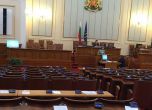 Лято е: Министър докладва в празен парламент
