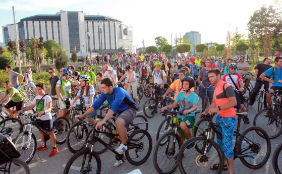 Десетки колоездачи на протест с опит да привлекат вниманието на общината (галерия)