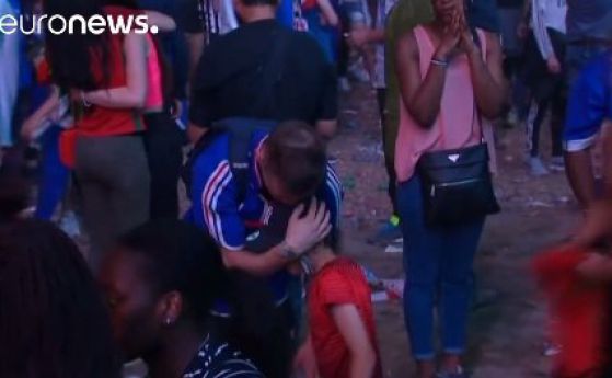 Хлапе, фен на Португалия, успокоява плачещ френски запалянко след финала (видео)