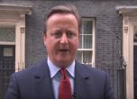 Камерън си тананика от кеф в последния му ден като премиер (видео)