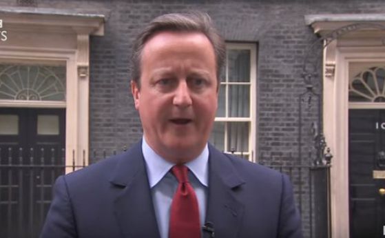 Камерън си тананика от кеф в последния му ден като премиер (видео)