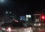 Патрулка и кола се удариха в София, полицаите минали на червено без сигнал (видео)