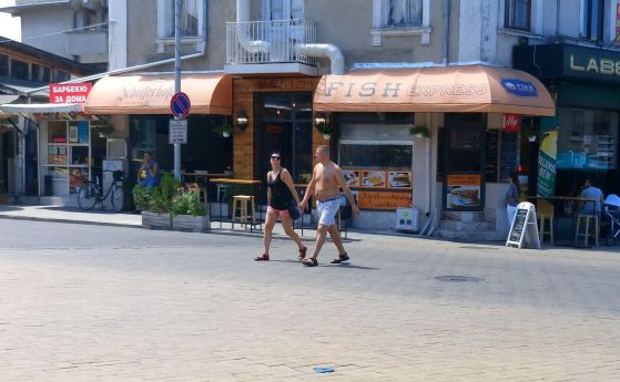 След забраната на бурките Бургас ще наказва и за разходка по бански в центъра