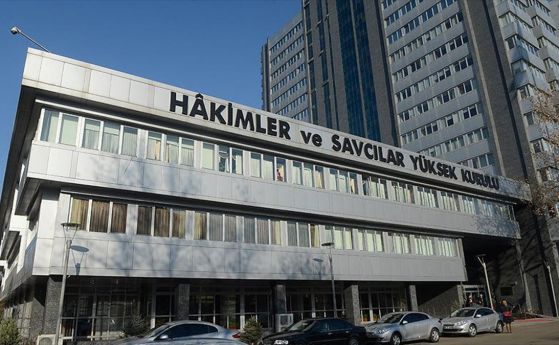 Сеч на съдии в Турция: 2700 уволнени и арестувани за 1 ден (обновена)