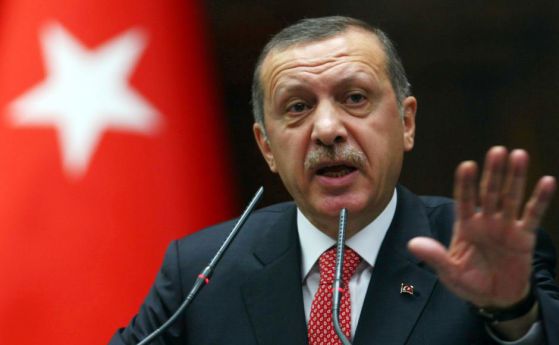 Ердоган прати масов СМС до турците, прикани ги да се борят за демокрация