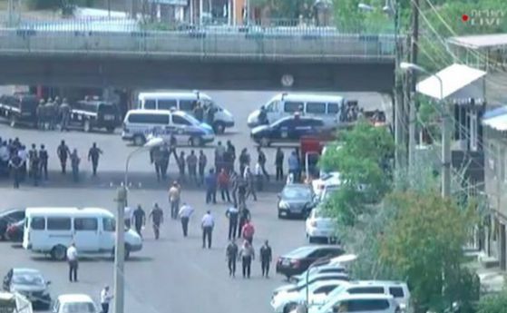Въоръжени превзеха полицейско управление в Ереван и взеха заложници (обновена)