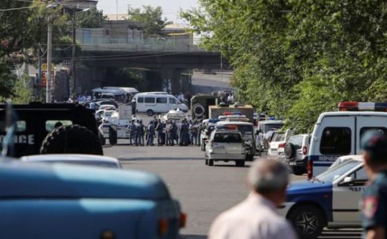 Двама полицаи в критично състояние след атаката в Ереван, преговорите продължават