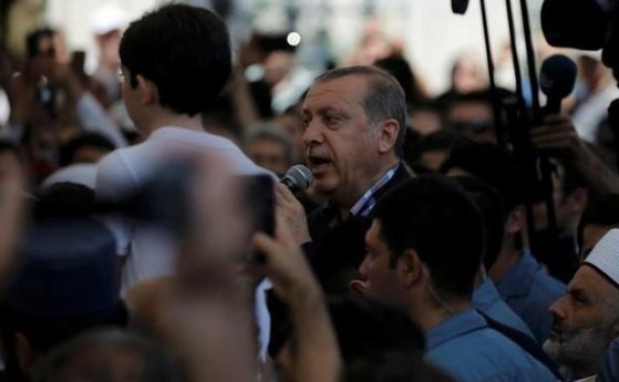 Ердоган "в сълзи" за жертвите на смазания опит за преврат