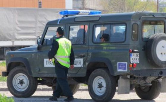 Двама българи подпомагат придвижването на 35 нелегални мигранти