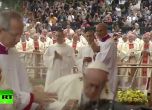 Папата се препъна по време на служба в Полша (видео)