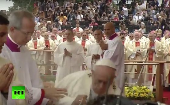 Папата се препъна по време на служба в Полша (видео)