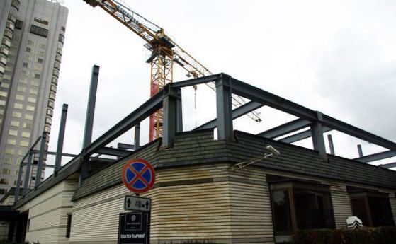 Надстрояват хотел "Маринела" въпреки забраната