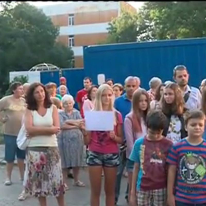 Младост на бунт срещу нова сграда на детска площадка