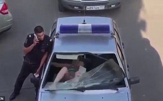 Пияна рускиня по бански разби стъкло на патрулка с боси крака (видео)