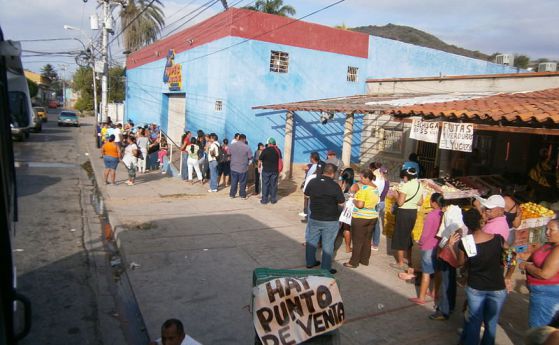 Декрет за принудителен труд "яде" главата на Мадуро