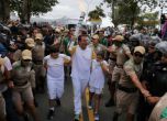 Протест посрещна олимпийския огън в Рио