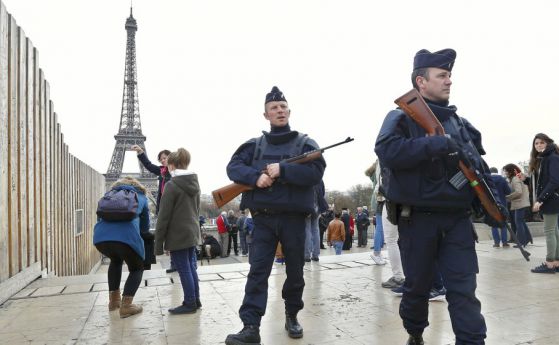 Парижката полиция издирва бежанец, вероятно планирал нападение