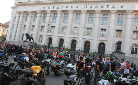 Стотици рокери на протест от турското посолство до Съдебната палата (снимки)