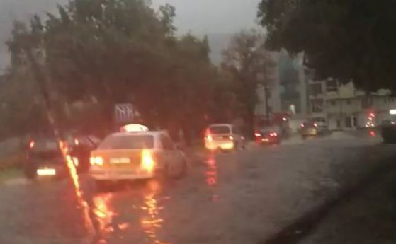 Мощна буря в Скопие: 15 загинали, откъснати села, 10 метра дупки (видео)