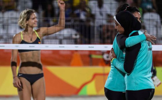Египетският тим по плажен волейбол -  с дълги ръкави и покрита коса 