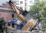 Багер пропадна в София и проби дупка в съседната сграда (снимки)