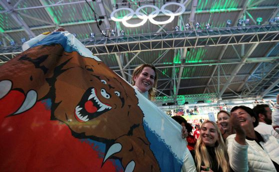 Рускиня вее знаме с мечка в Рио