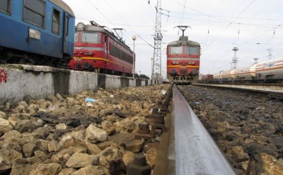 Влакът София-Бургас се удари в скала край Копривщица