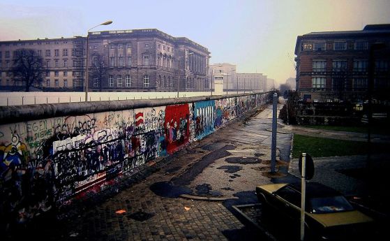 55 г. от издигането на Берлинската стена