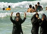 Втори френски град забрани буркините на плажа