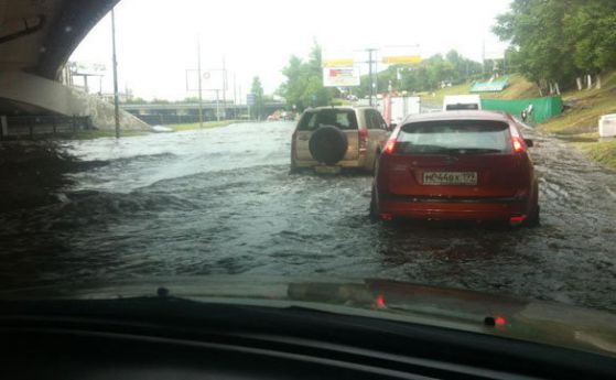 Проливен дъжд наводни улиците на Москва