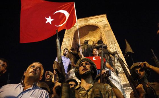 Уволниха над 2000 полицаи в Турция