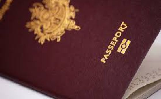 Франция: Мигрант изяде паспорта си, за да не бъде депортиран